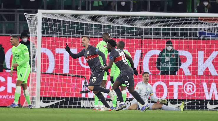 Một cú sút tuyệt vời! Philipp Forster (VfB Stuttgart) thể hiện sự bình tĩnh tuyệt vời trong vòng cấm để tung một cú sút nhanh vào ngay giữa mành lưới. Tỉ số là 0:2.