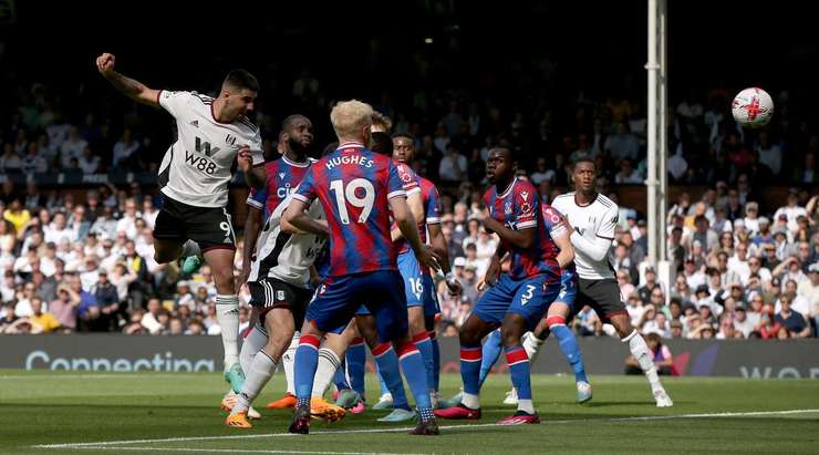 Aleksandar Mitrovic (Fulham) bật cao hơn hàng phòng ngự đối phương tại trung tâm vòng cấm và đón quả đá phạt từ Willian. Anh ấy đưa bóng vào góc phải mành lưới với một cú đánh đầu dũng mãnh và thay đổi tỉ số thành 2:1.