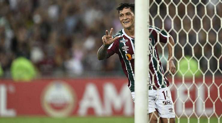 German Cano (Fluminense) đón một quả tạt rất tốt vào trong vòng cấm và sút bóng vào phía trong cột dọc bên trái.