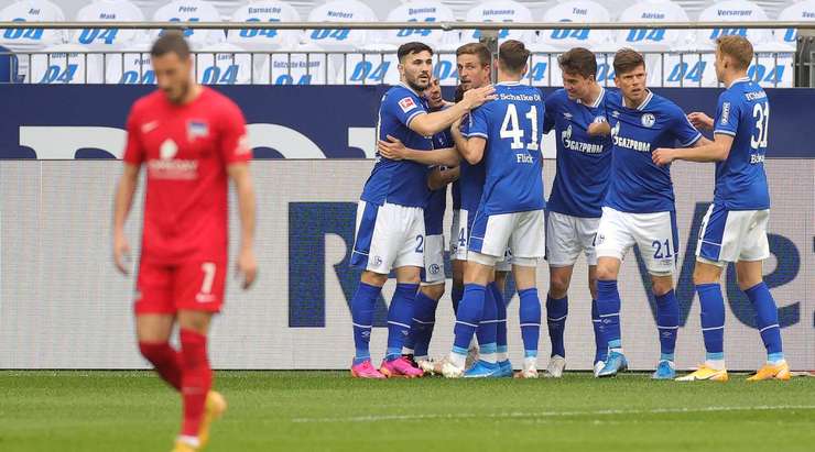 Sead Kolasinac chuyền bóng cho Amine Harit (Schalke), cầu thủ này nhận bóng và tung một cú sút xuất sắc từ rìa vòng cấm. Pha dứt điểm của anh đi vào góc thấp bên phải. Một bàn thắng tuyệt đẹp! Tỉ số là 1:0.
