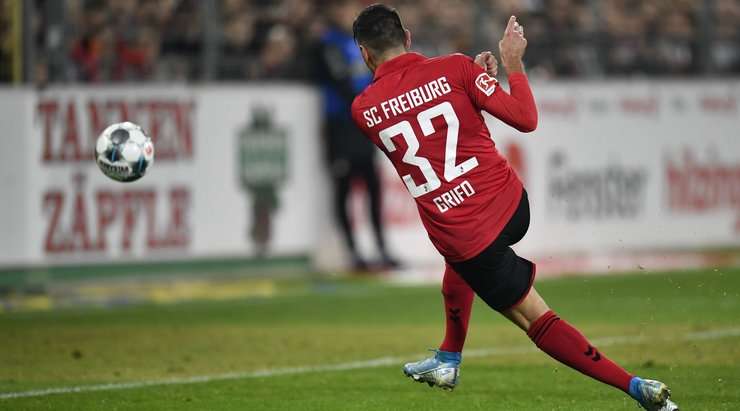 Một cú sút tuyệt vời! Vincenzo Grifo (Freiburg) thể hiện sự bình tĩnh tuyệt vời trong vòng cấm để tung một cú sút nhanh vào phía trong cột dọc bên trái. Tỉ số là 1:1.
