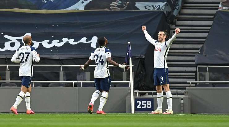 Vào! Gareth Bale (Tottenham) đã có mặt đúng lúc đúng chỗ để lấy bóng bật ra trong vòng cấm, và anh ấy sút bóng vào góc trái phía trên. Tỉ số là 1:1.