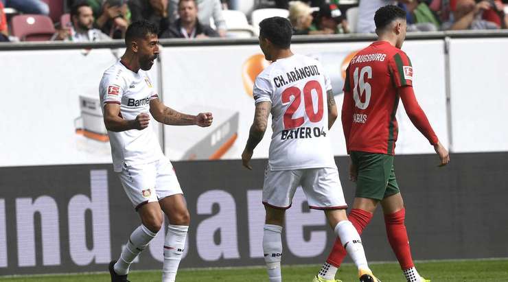 PHẢN LƯỚI NHÀ! Florian Niederlechner (Augsburg) có một khoảnh khắc đáng quên khi anh vô tình làm đổi hướng cú sút, và đưa bóng thẳng vào khung thành đội nhà! Tỉ số là: 0:2.