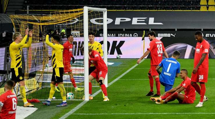 Đó là một bàn phản lưới nhà! Một khoảnh khắc rất đáng tiếc cho Felix Uduokhai (Augsburg), người đã nỗ lực cản phá một quả tạt vào vòng 5m50, nhưng cuối cùng anh lại tự đưa bóng về lưới nhà. Tỉ số là 3:1.