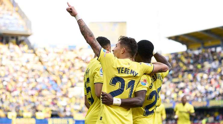 Bóng đã đi vào lưới! Arnaut Danjuma thực hiện một đường chọc khe chuẩn xác cho Yeremi Pino (Villarreal) và cầu thủ này bứt tốc vào vòng cấm để tung một cú sút chìm tuyệt đẹp vào ngay giữa khung thành. Tỉ số đã được thay đổi thành 4:0.