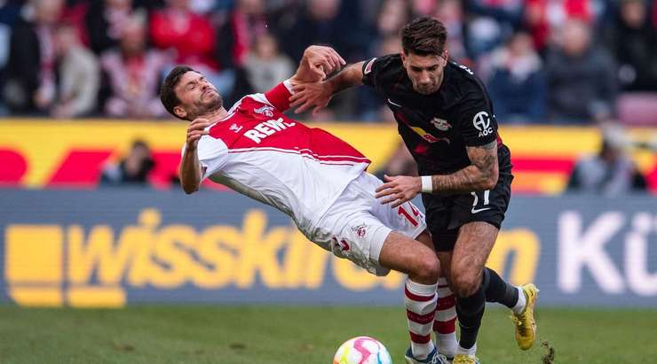 Thẻ vàng! Có vẻ như Dominik Szoboszlai (RB Leipzig) muốn nhận một chiếc thẻ phạt với hành vi vừa rồi. Trọng tài Martin Petersen đã cho anh ấy toại nguyện.