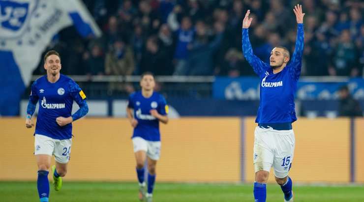 Vào! Ahmed Kutucu (Schalke) thể hiện nền tảng kỹ thuật tuyệt vời của mình với một cú sút một chạm từ ngay bên ngoài vòng cấm, bóng đi vào góc thấp bên trái khung thành. Tỉ số là 2:2.