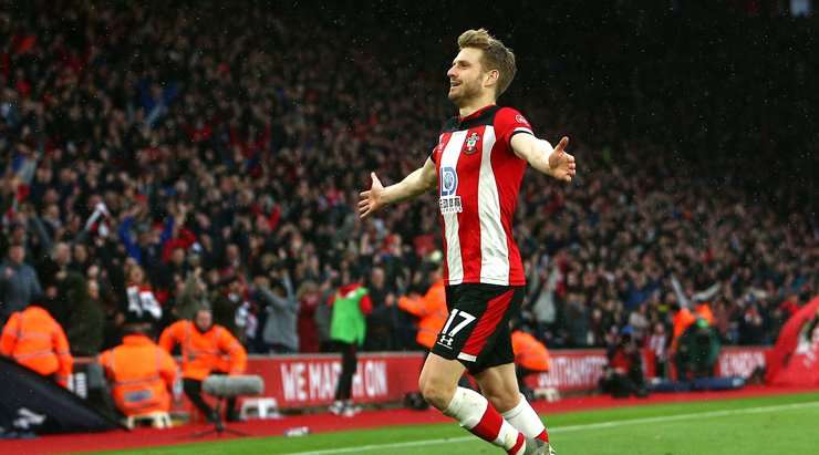 Một cú sút tuyệt đẹp! Stuart Armstrong (Southampton) đón đường chọc khe chuẩn xác của Che Adams và làm tung lưới khung thành đối phương với một cú sút không thể cản phá từ rìa vòng cấm. Một bàn thắng tuyệt vời. Tỉ số bây giờ là 2:0.