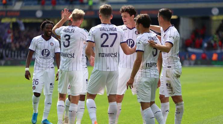 Vào! Denis Genreau tung một đường chuyền tuyệt vời đến vị trí của Thijs Dallinga (Toulouse) trong vòng cấm, và cầu thủ này tận dụng rất tốt cơ hội để dứt điểm gọn gàng vào góc thấp bên phải. 0:1.