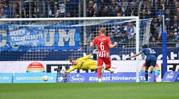 GOAL! Gerrit Holtmann (Bochum) đón đường chuyền từ Christopher Antwi-Adjei trong một đợt phản công nhanh và dứt điểm hiểm hóc từ cự ly gần. Tỉ số là 2:0.