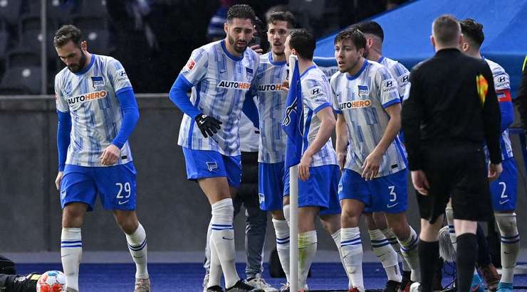 VÀO 1:1! Stevan Jovetic (Hertha Berlin) đi bóng lắt léo vượt qua một vài hậu vệ đối phương trước khi tung cú sút từ rìa vòng cấm. Bóng chạm một cầu thủ khác và đổi hướng đi thẳng vào lưới.