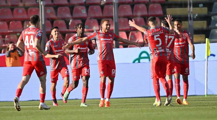 Cyriel Dessers (Cremonese) tìm thấy khoảng trống bên trong vòng cấm để đón một quả tạt tuyệt đẹp và tung một cú sút chìm chính xác đưa bóng vào chính giữa khung thành.
