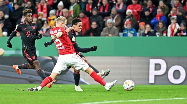 Thomas Muller thực hiện một đường chuyền gọn gàng rất đúng tầm di chuyển của Jamal Musiala (Bayern Munich), người đã rất sẵn sàng và tung một cú sút chìm căng như kẻ chỉ, đưa bóng đi trúng cột dọc bên phải vào lưới! Tỉ số là 0:2.