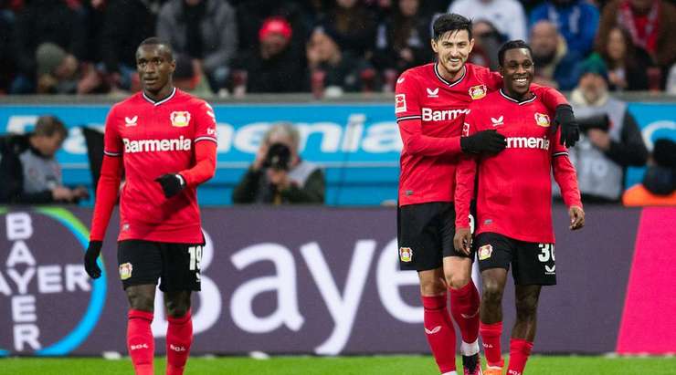 Jeremie Frimpong (Bayer Leverkusen) khống chế bóng gọn gàng từ một đường chuyền sắc bén tại rìa vòng cấm và tung cú sút căng đi chìm vào chính giữa khung thành.