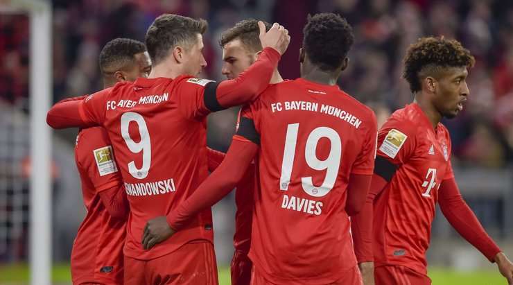 Serge Gnabry nhồi bóng cho Robert Lewandowski (Bayern Munich), người đón đường chuyền của anh ở trong vòng cấm và ra chân rất nhanh vào góc trái phía dưới! Thủ môn đã không thể làm gì được. 2:1!