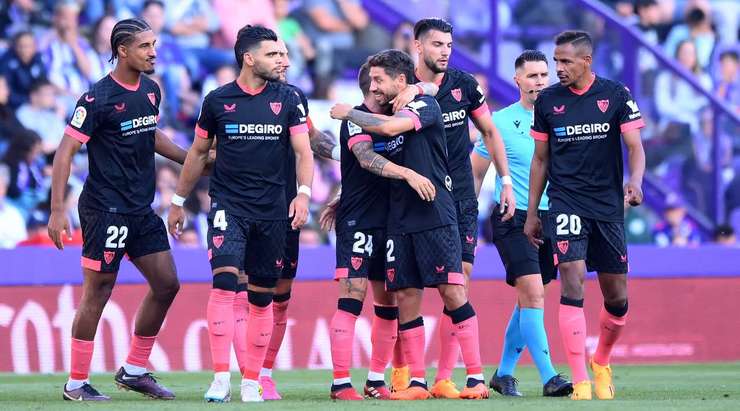 Papu Gomez (Sevilla) nhận bóng trong tư thế đối mặt với thủ môn sau một đường chuyền rất thông minh xuất phát từ Nemanja Gudelj. Dù phần nhiệm vụ của mình không hề dễ dàng, nhưng anh vẫn tự tin sút bóng làm tung lưới thủ môn đối phương.