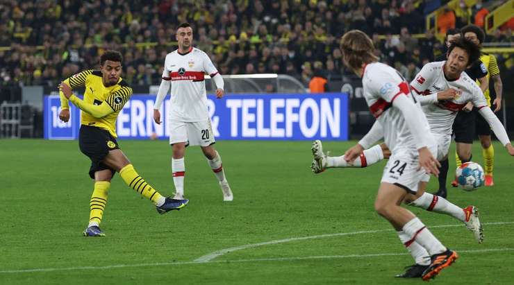 Bóng đã đi vào lưới! Donyell Malen (Dortmund) thử vận may của mình từ rìa vòng cấm và thần may mắn đã mỉm cười khi cú sút của anh đi trúng một cầu thủ khác và đổi hướng, khiến thủ môn Florian Muller không kịp trở tay. Tỉ số đã được nâng lên 1:0.