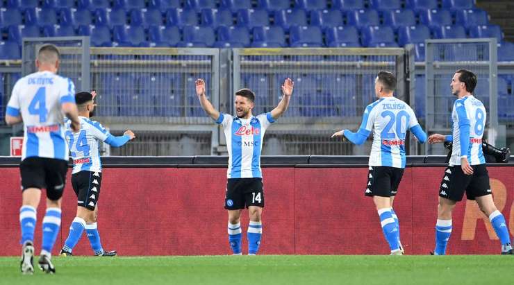 VÀO! Dries Mertens (Napoli) ghi bàn với một cú đánh đầu từ cự li gần sau khi Matteo Politano đánh đầu một quả tạt bổng rất chính xác vào đúng hướng di chuyển của anh. Tỉ số là 0:2.