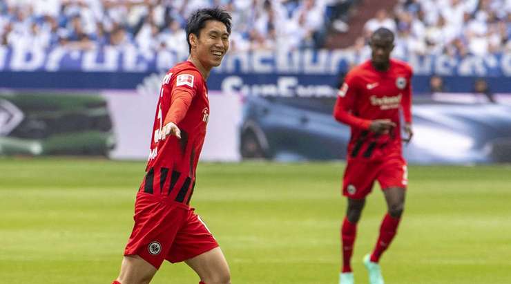 Daichi Kamada (Eintracht Frankfurt) ghi bàn! Anh ấy đón một đường chuyền của đồng đội và tung một cú sút hoàn hảo từ rìa vòng cấm, đi vào phía trong cột dọc bên trái khung thành, vượt quá tầm với của thủ môn.