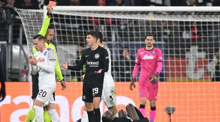 Một pha tranh bóng xấu xí của Randal Kolo Muani (Eintracht Frankfurt) và anh đã bị đuổi khỏi sân với một chiếc thẻ đỏ xứng đáng.