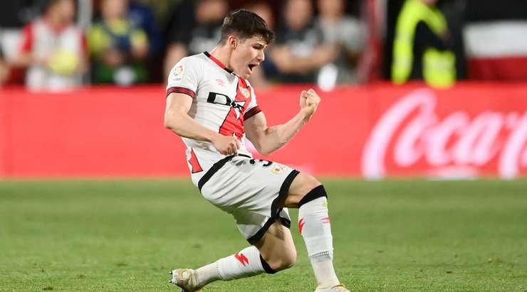 Một khoảnh khắc đẹp mắt! Fran Garcia (Rayo Vallecano) lấy bóng và tung một cú sút mạnh từ xa. Đó là một quyết định sáng suốt và pha dứt điểm vừa rồi đã đi thẳng vào góc thấp bên phải khung thành. Thủ môn Jan Oblak chỉ có thể lắc đầu trong tuyệt vọng! Tỉ số đã được nâng lên 1:2.