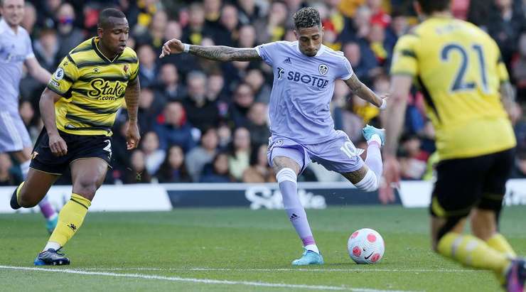 Vào! Rafinha (Leeds) đón bóng bật ra và từ rìa vòng cấm, anh ấy tung một cú sút đi vào phía trong cột dọc bên phải. Tỉ số là 0:1.