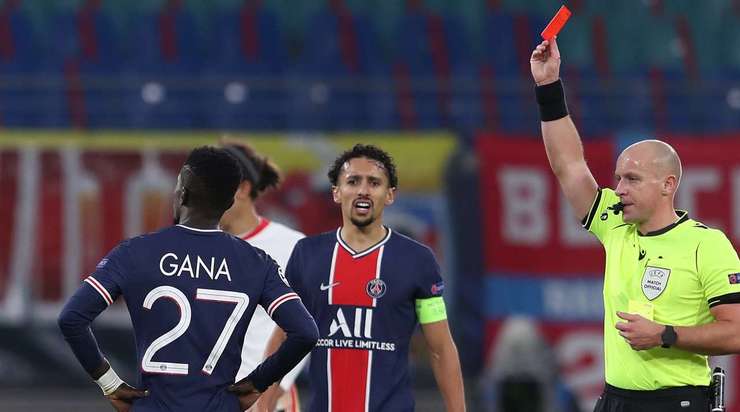 Idrissa Gueye (Paris SG) nhận chiếc thẻ vàng thứ hai và bị đuổi khỏi sân.