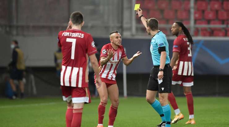 Rafinha (Olympiakos Piraeus) phải nhận thẻ vàng sau một pha tranh chấp bóng, và anh ấy trông rất giận dữ với quyết định của trọng tài.