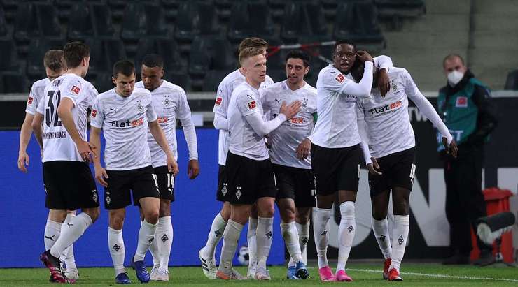 Christoph Kramer chuyền bóng đến chân Marcus Thuram (B. Monchengladbach), người đang đứng ở vị trí đối mặt với thủ môn. Một cú vung chân động tác giả của cầu thủ này làm cho thủ môn mất thăng bằng và nhiệm vụ còn lại của anh đơn giản chỉ là bấm bóng qua người thủ môn vào lưới.