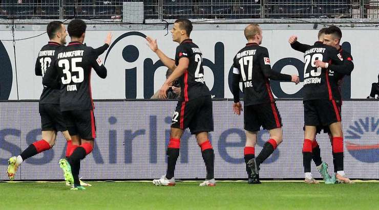 Vào! Rafael Borre (Eintracht Frankfurt) sút bóng bật ra vào góc trái phía dưới sau khi bóng đến chỗ anh ấy trong vòng cấm. Tỉ số là 2:0.