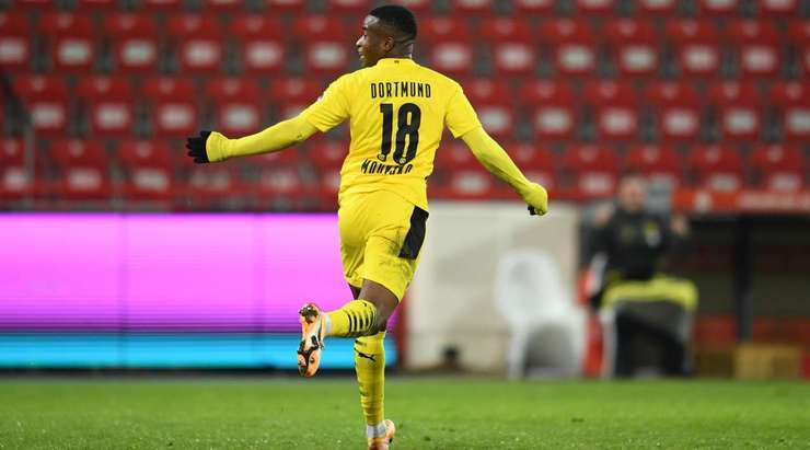 Vào! Youssoufa Moukoko (Dortmund) tung một cú sút tuyệt đẹp vào góc cao bên trái khung thành sau khi anh nhận được một đường chuyền kiến tạo thông minh của đồng đội! Một bàn thắng rất đẹp!