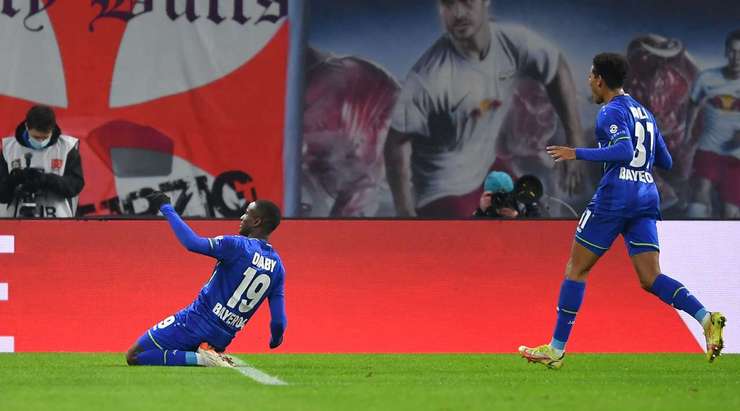 Một đường chuyền bổng rất tốt của Jonathan Tah tìm đến Moussa Diaby (Bayer Leverkusen) tại rìa vòng cấm. Cầu thủ này đón bóng và tung một cú sút tuyệt đẹp vào góc thấp bên phải cầu môn. Tỉ số bây giờ là 0:2.
