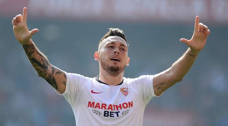Đó là một bàn thắng! Tỉ số được nâng lên 1:0. Lucas Ocampos (Sevilla) nhảy lên cao nhất để đón quả tạt hoàn hảo từ Suso và tung một cú đánh đầu từ cự li gần vào góc phải phía dưới. Thủ môn Diego Lopez đã hoàn toàn bó tay.