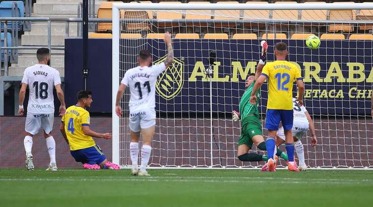 Vào! Ivan Saponjic thực hiện một quả tạt rất nguy hiểm từ quả phạt góc trước đó và bóng đi vào khoảng trống nơi Marcos Mauro (Cadiz) đang ẩn nấp. Cầu thủ này có một cú sút căng từ cự li gần, đưa bóng đi thẳng vào giữa khung thành, nâng tỉ số lên 1:0.