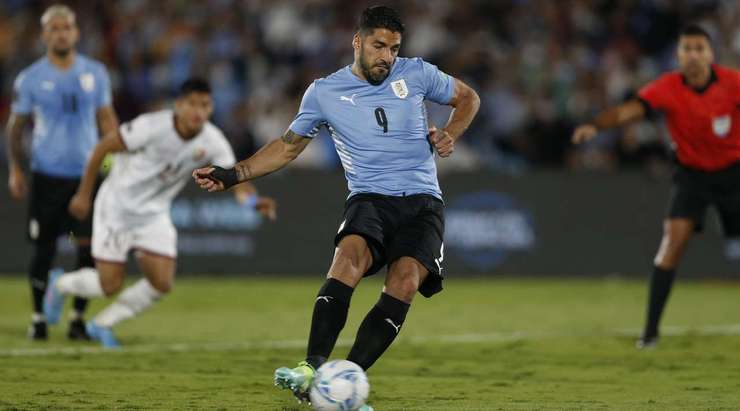 Vào! Luis Suarez (Uruguay) sút bóng vào góc thấp bên trái khung thành, vượt qua tầm với của Wuilker Farinez dù thủ môn đã đổ người hết cỡ.