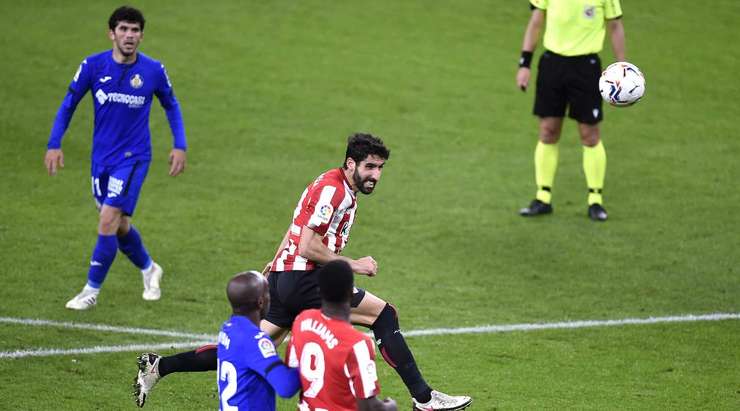 Vào! Mikel Balenziaga là người kiến tạo còn Raul Garcia (Ath Bilbao) là một sát thủ thật sự. Anh kết thúc đường căng ngang bằng một cú đánh đầu lạnh lùng từ cự ly gần vào góc cao bên trái khung thành. Tỉ số là 3:1.