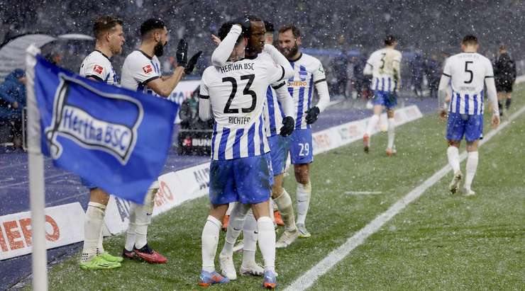 Marco Richter (Hertha Berlin) phản ứng rất nhanh để đón đường bóng bật ra và tự tin tung một cú sút căng từ rất xa về phía khung thành. Trong sự ngạc nhiên của tất cả mọi người, bóng đi thẳng vào góc thấp bên phải mành lưới! Tỉ số đã được thay đổi thành 1:0 với cú sút tuyệt diệu này.