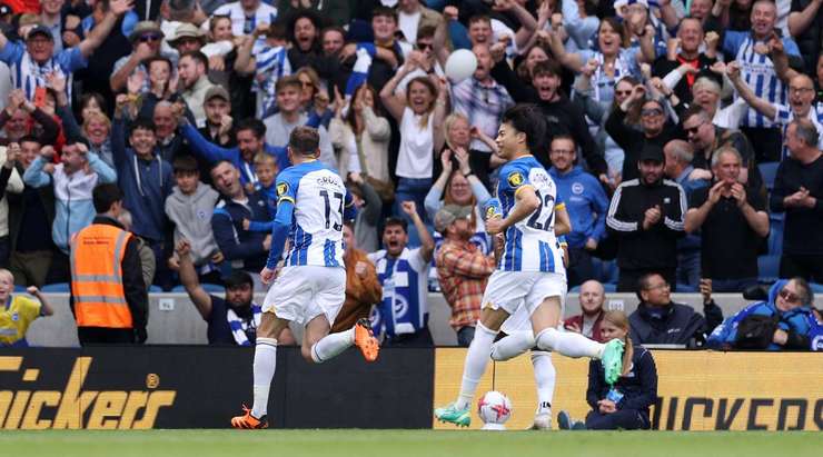 Vào! Pascal Gross (Brighton) đón bóng bật ra và từ rìa vòng cấm, anh ấy tung một cú sút chìm đi vào góc phải phía dưới. Alex McCarthy không thể ngăn bóng vào lưới. Tỉ số là 3:1.