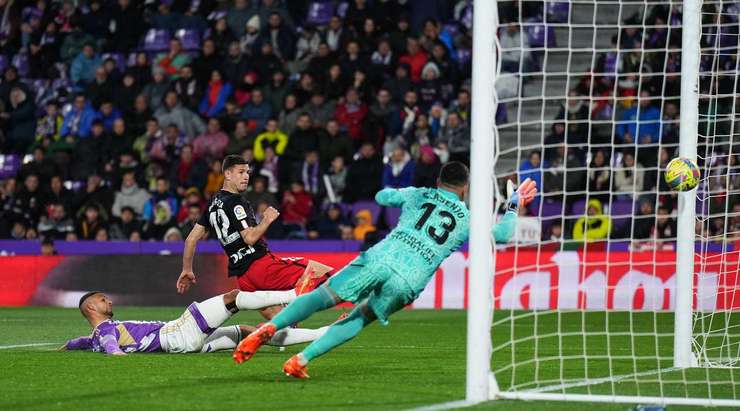 Nó đã đi vào lưới! Oscar de Marcos là người cung cấp khi anh ấy chuyền bóng đến Gorka Guruzeta (Ath Bilbao) người dễ dàng đánh đầu lái bóng từ cự li gần. Tỉ số à 0:2.