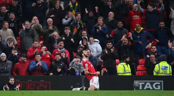 VÀO! Bruno Fernandes (Manchester United) nhận bóng sau một tình huống phản công chớp nhoáng. Dù vẫn còn nhiều hậu vệ đối phương trước mặt, anh đảo bóng như rang lạc và ghi một bàn thắng đẹp mắt từ cự ly gần, nâng tỉ số lên 2:0.