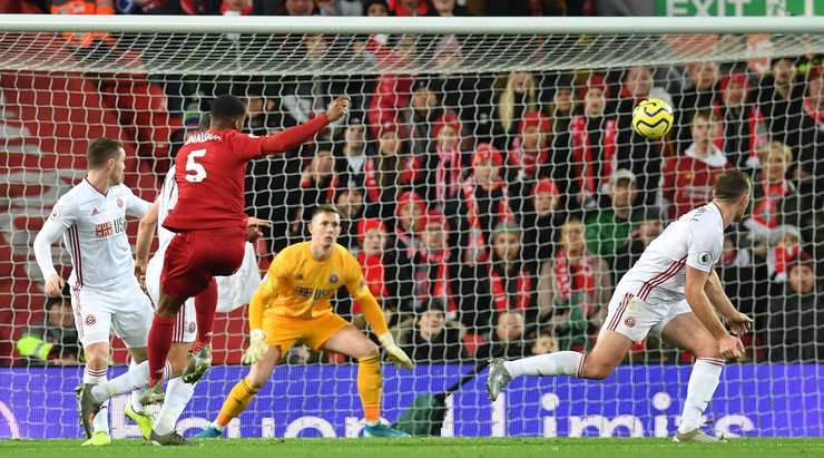 Georginio Wijnaldum (Liverpool) tạo khoảng trống cho mình để nhận một đường chuyền tại rìa vòng cấm và tung cú sút tốt đi vọt xa trong gang tấc. Bóng đã ở ngoài sân và sẽ có một quả phát bóng lên cho Sheffield Utd.