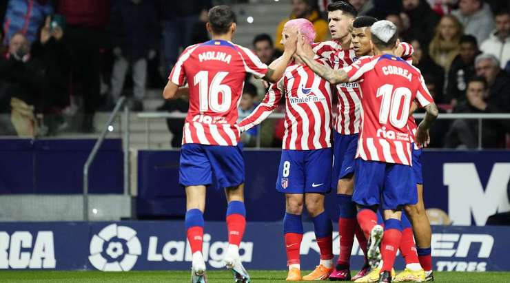 Vào! Trong một tình huống hỗn loạn ở bên trong vòng cấm, Antoine Griezmann vẫn kịp chích mũi giày chuyền bóng cho Alvaro Morata (Atl. Madrid), và cầu thủ này không đợi phải mời lần thứ hai để sút gọn gàng vào góc dưới bên trái khung thành. Tỉ số là 1:0.