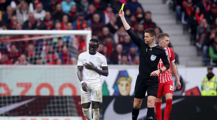 Sadio Mane (Bayern Munich) đã không cẩn thận với lời nói của mình với trọng tài Daniel Siebert, và ông ấy quyết định rút ra một chiếc thẻ vàng.