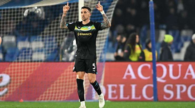 Cú sút một chạm từ xa tuyệt vời của Matias Vecino (Lazio). Bóng bay vào phía trong cột dọc bên trái. Một bàn thắng khó quên!