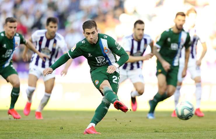 Vào! Adri Embarba (Espanyol) tinh quái dừng lại một nhịp trước khi sút, chờ cho thủ môn Jordi Masip đổ người trước khi bình tĩnh đưa bóng vào góc trái khung thành.