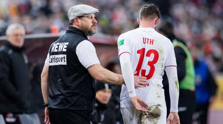 Trọng tài ra hiệu cho một sự thay đổi người. Tim Lemperle (Köln) được tung vào sân thay cho Mark Uth.
