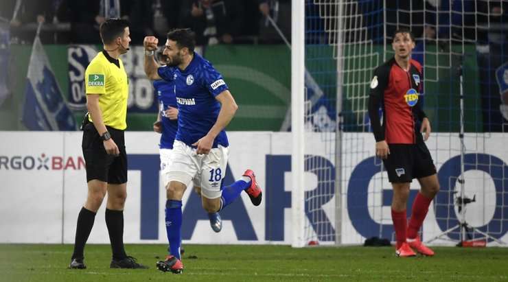 Một đường chuyền xé toang hàng phòng ngự đưa bóng đến chân Daniel Caligiuri (Schalke) trong vòng cấm và cầu thủ này đã không bỏ lỡ cơ hội! Nỗ lực của anh đưa bóng chuẩn xác vào góc thấp bên phải khung thành.