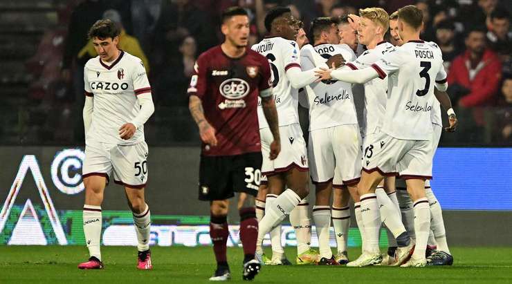 Đã có bàn thắng! Lewis Ferguson (Bologna) dũng cảm tung người đánh đầu cận thành sau đường căng ngang của Georgios Kyriakopoulos và anh không để cho thủ môn Guillermo Ochoa bất kỳ cơ hội cản phá nào. Bóng bay như một viên đạn vào góc thấp bên phải khung thành. Tỉ số là 1:1.