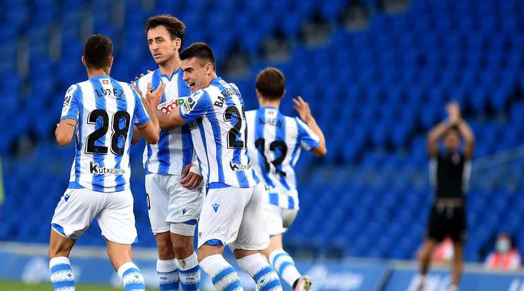 Vào! Mikel Oyarzabal (Real Sociedad) với một pha dứt điểm tuyệt vời trong vòng cấm. Anh ấy tạo khoảng trống cho mình sau khi khống chế gọn gàng một đường chuyền từ đồng đội và sút bóng vào góc cao bên phải khung thành.