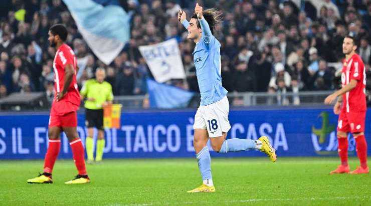 Vào! Luka Romero (Lazio) sút bóng bật ra vào góc trái phía trên sau khi bóng đến chỗ anh ấy trong vòng cấm. Tỉ số là 1:0.